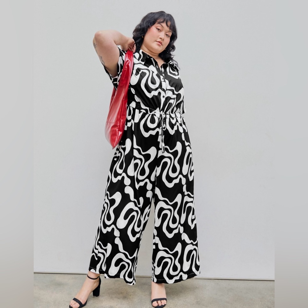 COLLAR WAVE PRINT SHORT SLEEVE
DRAWSTRING JUMPSUIT CURVE & PLUS 1X